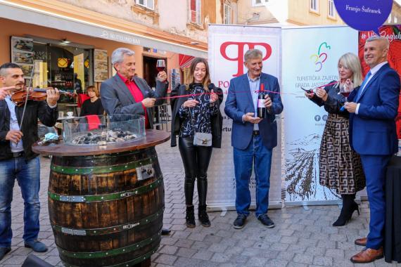 Otvorena prva butelja Portugisca Ple&scaron;ivica